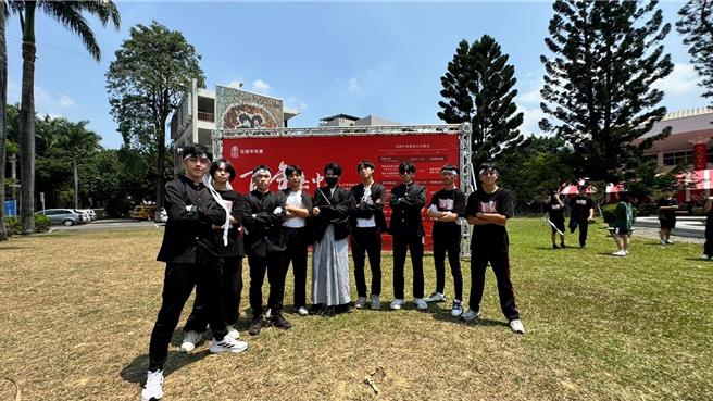 嘉中學生體驗日本友人提供的日本服飾。（嘉中提供／廖素慧嘉市傳真）