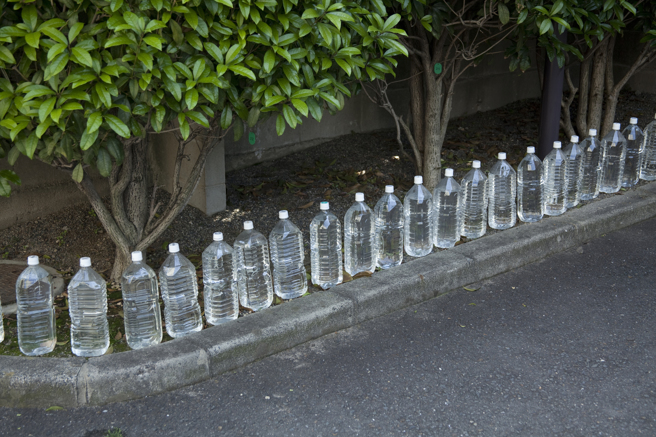 大陆一名网友走在日本街道，发现不少住户在大门缝隙，摆了一整排装水的宝特瓶，让他感到非常困惑。（示意图：Shutterstock／达志）