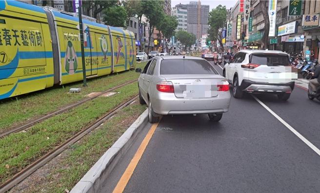 高雄一名58岁黄姓男子18日酒后驾车，疑似因为酒醉将车子开上轻轨轨道旁的缘石上，并且卡住。（高市苓雅分局提供／杨舒婷高雄传真）