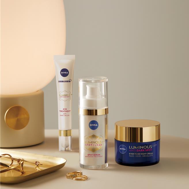 妮唯雅首度推出的脸部保养家族系列，（由左至右）妮维雅淡斑焕白亮眼霜、淡斑焕白精华、淡斑焕白修护霜。（妮唯雅提供／黄唯淯台北传真）