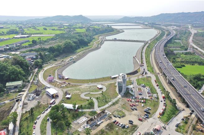 南投县政府在鸟嘴潭人工湖举行民安10号演习，假想战争时鸟嘴潭遭轰炸，县府立即整备军警、医护等社会资源展开救灾救护工作。（南投县政府提供／杨静茹南投传真）