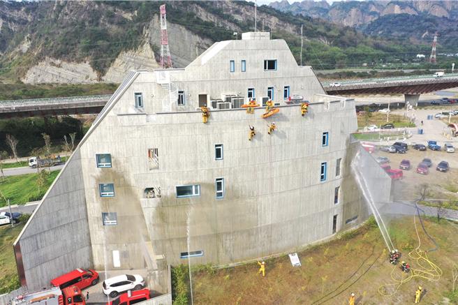 南投县政府在鸟嘴潭人工湖举行民安10号演习，展现各种灾害的应变能力及抢救技能。（南投县政府提供／杨静茹南投传真）