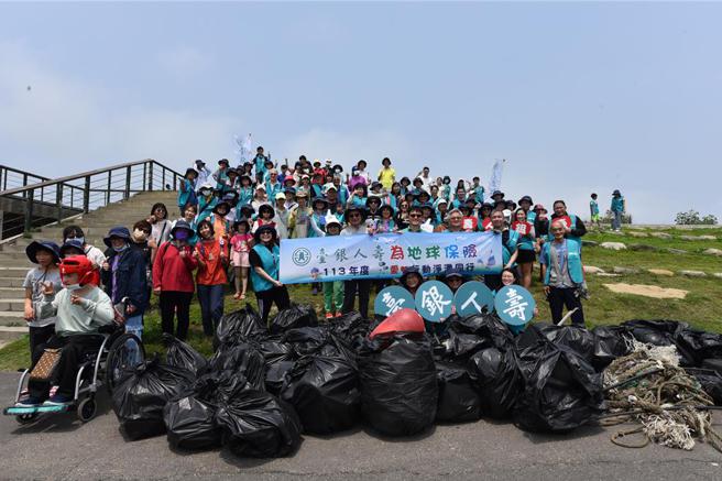 臺银人寿董事长张志宏(站立第1排右起第四位)总经理刘启圣(站立第1排右起第三位)、副总经理陈宏杰(站立第1排右起第五位)及其他参加人员合影。图／臺银人寿提供