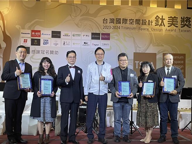 台灣國際空間設計鈦美獎頒獎張善政與會，盼重視美學。(呂筱蟬攝)