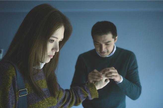 賀軍翔劇中一度向許瑋甯求婚。（公視、MyVideo提供）