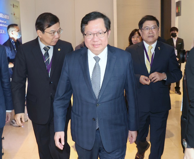 海基会董事长郑文灿（中）。（资料照／范扬光摄）