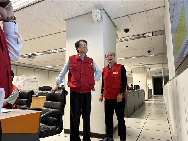 林右昌指出，目前「0403震后受灾户住宅补贴方案」已整合租金补贴、重建(购)住宅贷款利息补贴、修缮住宅贷款利息补贴，总需经费约17亿元，将会从住宅基金、财团法人赈灾基金会及民间善款来支应，政府会全力给予支持，请受灾民眾放心。（内政部提供／游念育台北传真）