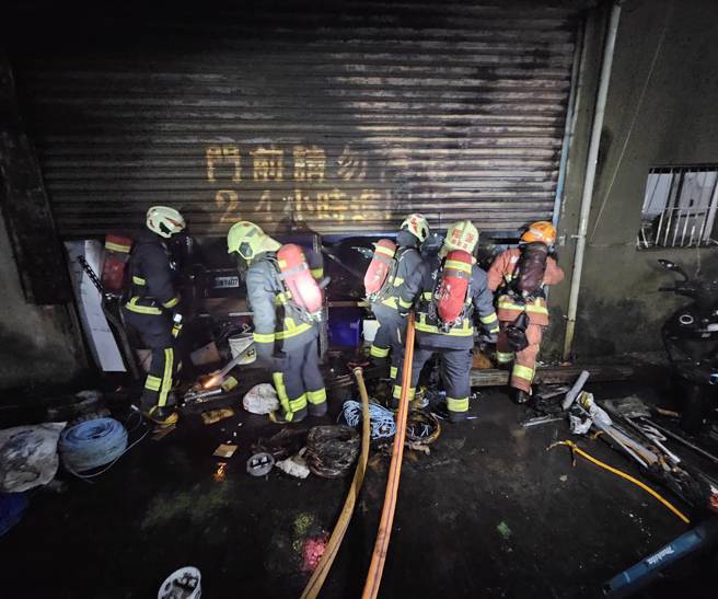 消防隊在現場射水灌救。（翻攝畫面）