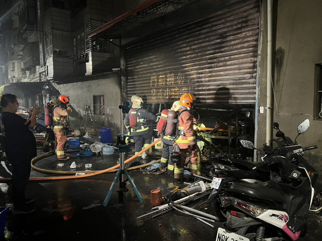 消防隊在現場射水灌救。（翻攝畫面）