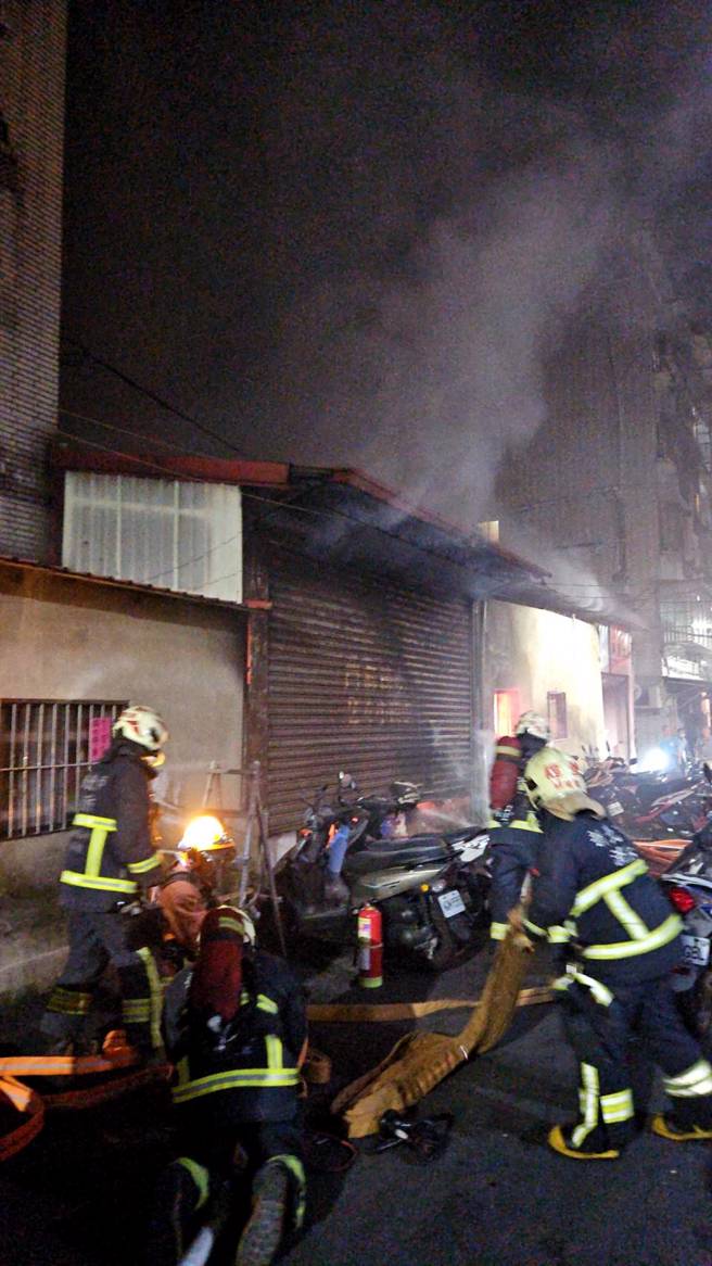 消防隊在現場射水灌救。（翻攝畫面）