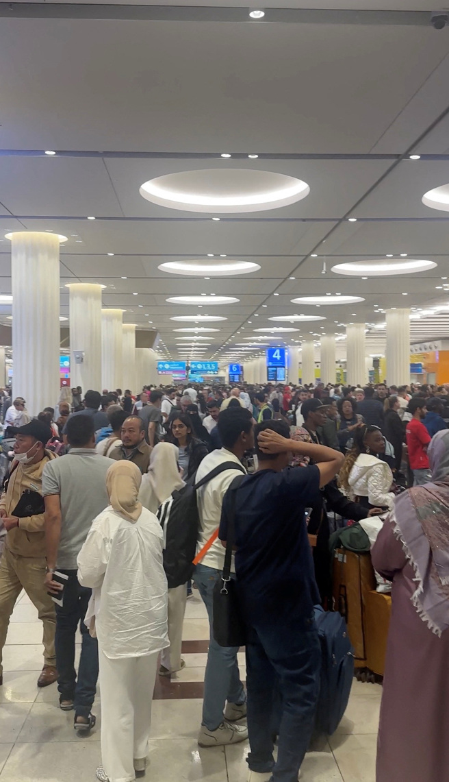 社群平台网友分享画面显示，杜拜机场18日仍有大量旅客滞留。（路透）