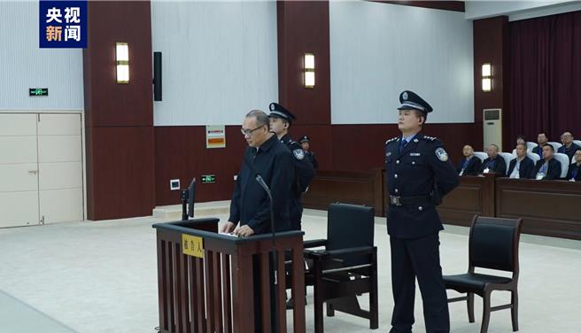 大陆央行前副行长范一飞被控非法收受财物近17亿元受审。（大陆央视）