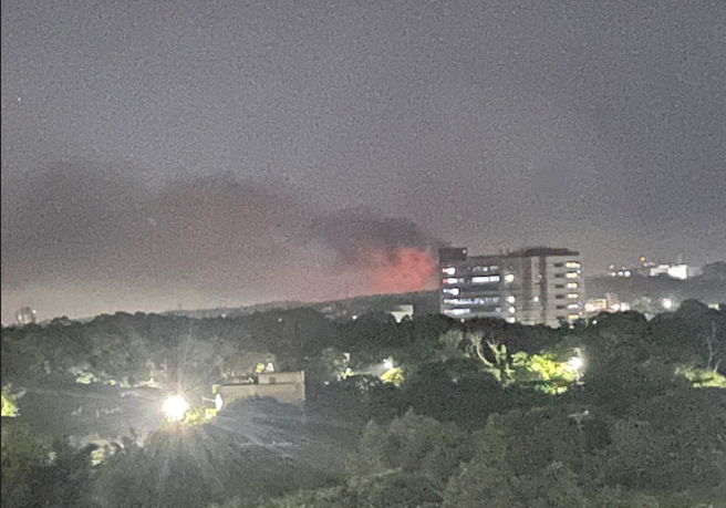 淡水山区发生泡棉工厂火警，远处就可看到火光，新北毒灾队已经前往。（翻摄画面）