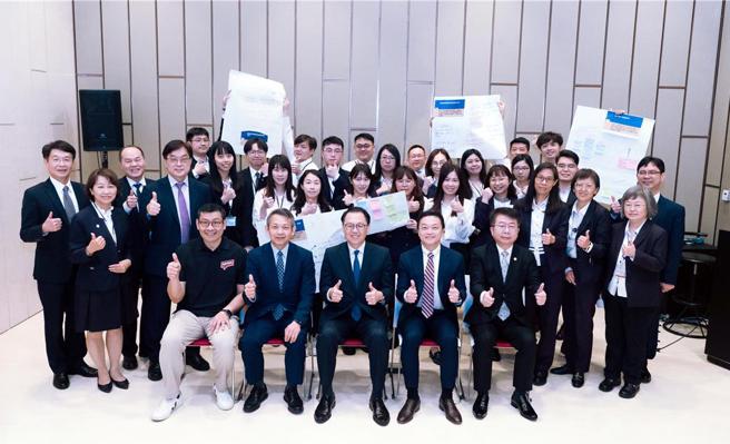 华南银行积极召募数位人才，于15日举行「Town Hall Meeting」，华南银行总经理黄俊智（前排中）站上第一线倾听数位人才的心声。 图／华南银行提供