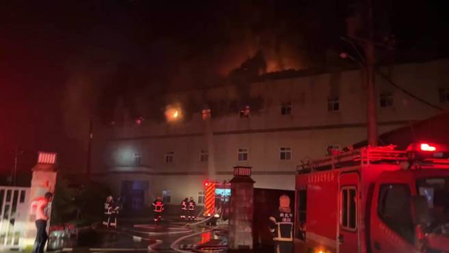 现场是泡棉工厂，三楼已经陷入火海，全面燃烧。（翻摄画面）