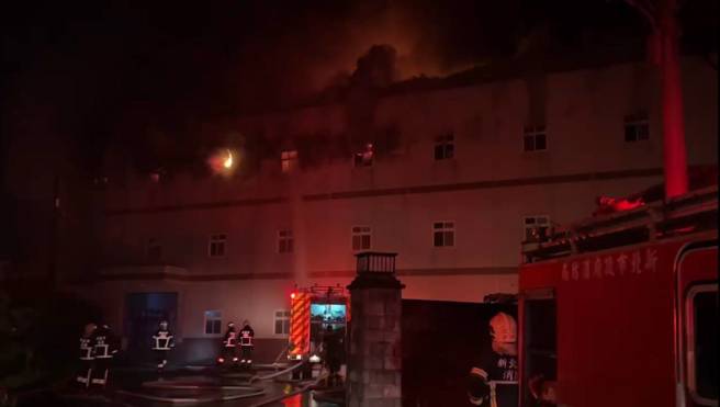 现场是泡棉工厂，三楼已经陷入火海，全面燃烧。（翻摄画面）