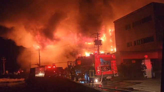 现场是泡棉工厂，三楼已经陷入火海，全面燃烧。（翻摄画面）