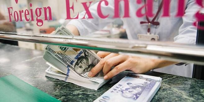 債券ETF以台幣交易，投資海外標的之匯兌損益將直接反映至ETF淨值變化。同時，債券ETF於次級市場交易量會直接影響流動性，直接反應至買賣價差。圖／本報資料照片