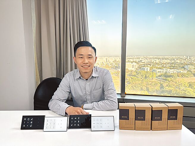 佳上科技透过ecos系统直接导入建案中，成为建材中的一部分，图为该公司业务副理郭力丞。图／陈宥学