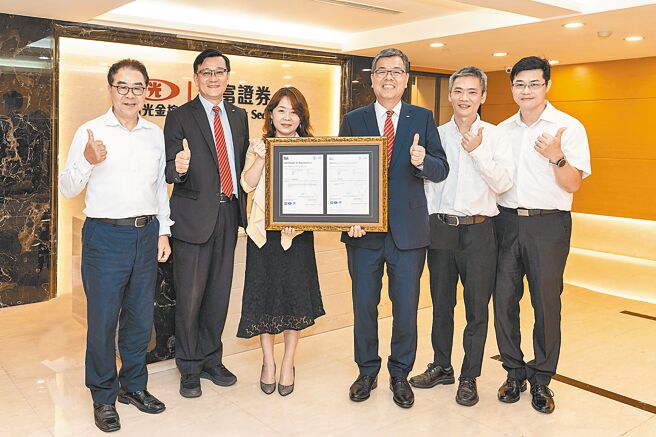 由bsi協理簡慧伶（左三）授證ISO環境管理及能源管理雙認證，元富證券總經理張清發（右三）、行政服務部資深協理簡武正（左二）與團隊合影。圖／元富證券提供