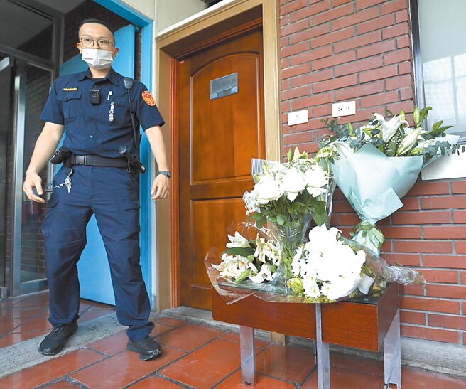 士林地方法院刑事庭法官李昭然日前传讯给妻子「我累了」，从宿舍顶楼坠楼身亡，司法界感到不舍，15日办公室门口摆放鲜花悼念。（陈俊吉摄）（全国各县市自杀防治专线0800-788-995）