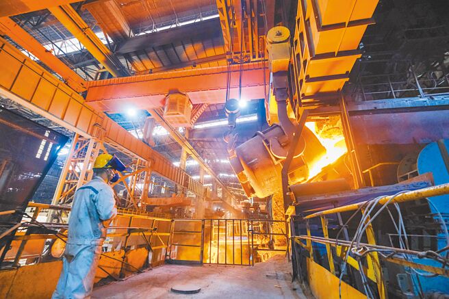 白宫在当地时间16日宣布，将陆制钢铁和铝的进口关税提高3倍。（新华社）