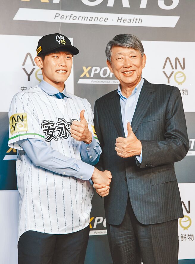 准经济部长郭智辉（右）和准总统赖清德一样是棒球爱好者，他公司旗下业余成棒队曾签下前旅日好手陈冠宇（左）加入。（本报资料照片）