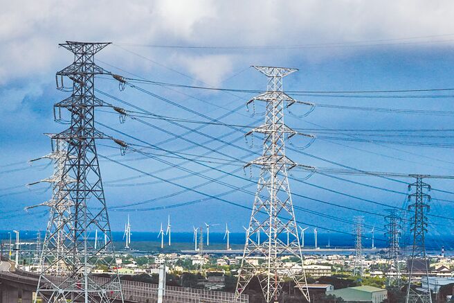 国民党主席朱立伦痛批，缺电对台湾是最大的伤害。图为风力发电机（绿能风电）与输配电路（电网）。（本报资料照片）