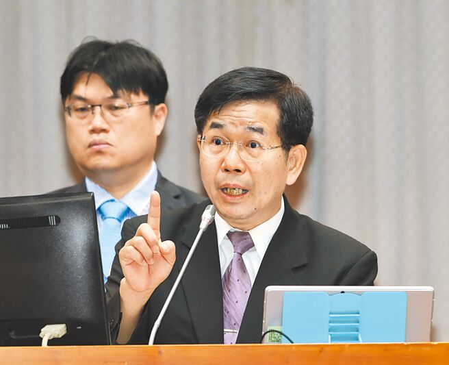 全国私校工会副理事长尤荣辉表示，估计民国118年将有40所私立大专校院退场。图为教育部潘文忠（右）17日到立法院教育及文化委员会专案报告「教改30年广设大学及技专升格如今面临整併退场之问题及对策」。（刘宗龙摄）