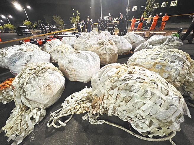 桥头地检署去年12月10日指挥海巡署侦防分署北门查缉队，在高雄西北方外海侦破毒品大麻案，起出大麻1381公斤，市价超过35亿元。（翻摄照片／林瑞益高雄传真）