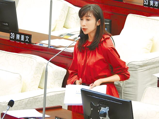 前台北市長柯文哲任內訂下台北大巨蛋營收分潤機制，遭民進黨北市議員許淑華質疑，負責營運的遠雄集團當房東就可以有高額分潤，做無本生意讓口袋賺飽飽。（台北市議員許淑華提供／劉彥宜台北傳真）