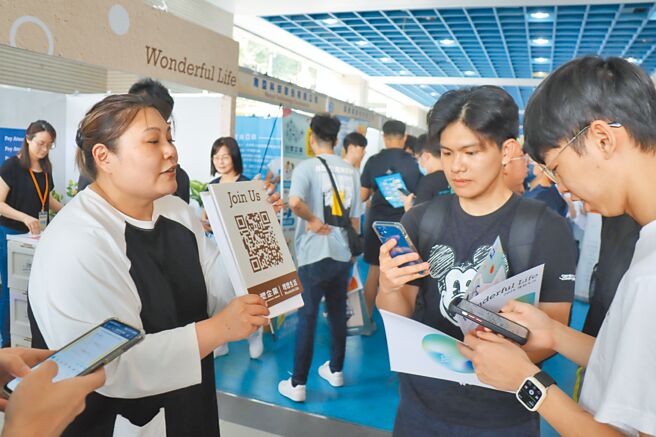 新北市劳工局17日在明志科技大学举办校园就业博览会，吸引大量厂商到校徵才，其中科技制造业更将近7成，初步媒合率将近42％。（吕健豪摄）