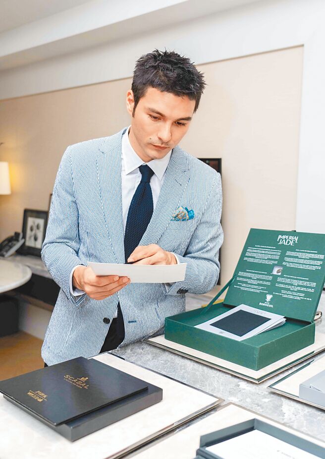 鳳小岳認為dunhill很符合自己的需求，在結婚、生日等重要場合訂一套西裝，可以穿一輩子覺得很值得。（石智中攝）