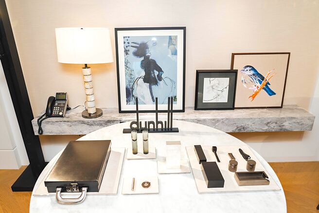 dunhill為慶祝品牌創立130周年的Case of Delights，全球限量100組，100萬元，內含酒杯、酒壺、煙斗、線香盒等，一個皮箱帶走頂奢的享樂生活。（石智中攝）