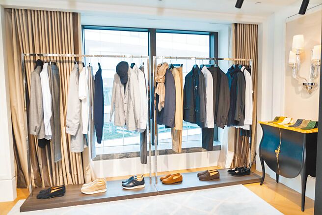 dunhill在文華東方舉辦2024春夏新品暨量身西裝定製鑑賞會。（石智中攝）