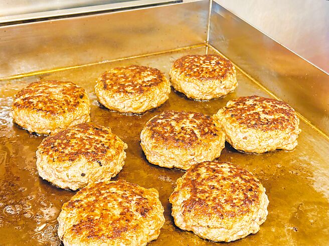 「肉的長谷川」漢堡排選用腹、背、腿等部位，肥瘦遵照日本的黃金比例搭配。（SOGO提供）