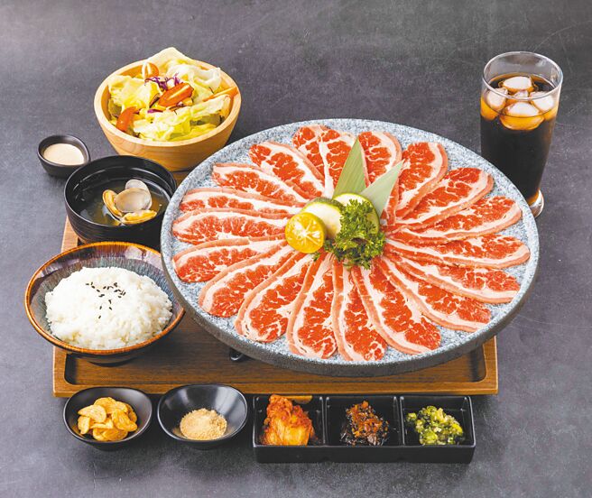 新光三越信義新天地A8「IKIGAI燒肉專門店」，美國牛胸腹大盛套餐，390元。（新光三越提供）