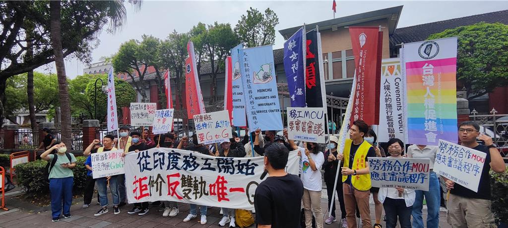 台灣國際勞工協會19日赴立法院前呼籲，要求勞動部藉由本次新簽訂MOU的機會，執行民間訴求已久的「政府對政府直接引進」（ G to G）政策，遏止至今不斷發生的仲介亂象。（林良齊攝）