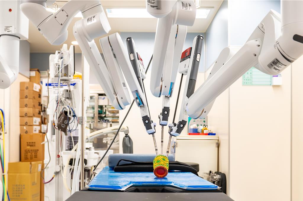 桃園市宏其婦幼醫院設立多樣婦科治療重裝備，包括第四代達文西手術系統及無創海扶刀治療。（桃市府提供／蔡明亘桃園傳真）