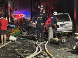 高雄民宅爆炸起火连烧三户  发现1焦尸4人伤邻曝诡异行径