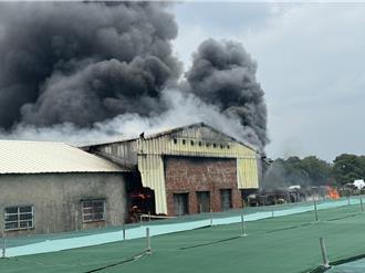 國1西螺段旁農田工寮火災 濃煙密布全面燃燒