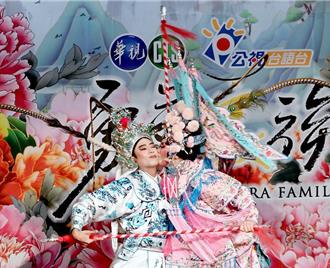 頂10公斤髮飾歌仔戲全裝上陣 莊凱勛遭陳亞蘭吻襲