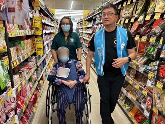 揪甘心！志工推輪椅帶護理之家長輩歡喜逛超市