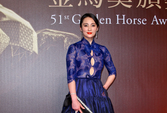 女星典礼辣穿深V开高衩礼服 当眾惨摔疑走光24字吐心声