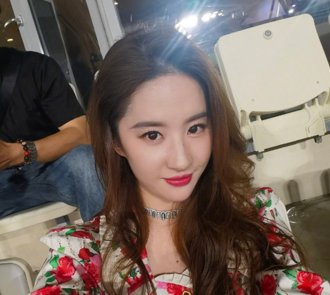 劉亦菲罕現身After Party小酌 微醺真實狀態全被拍