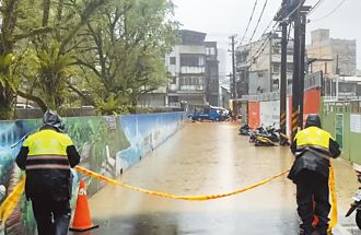 汐止積水30公分 台鐵平溪線停駛