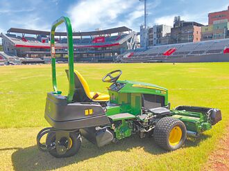 新竹棒球場雜草蔓生 市府：雨期導致