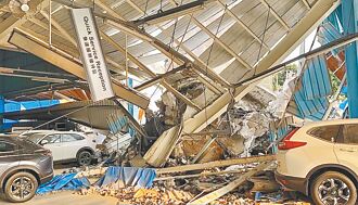 南投 拆水泥塔釀倒塌意外 壓毀多輛車