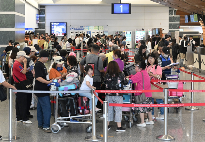 有网友不解，明明座位早就决定好了，为何一堆人急着排队抢登机。(示意图，资料照／陈麒全摄)