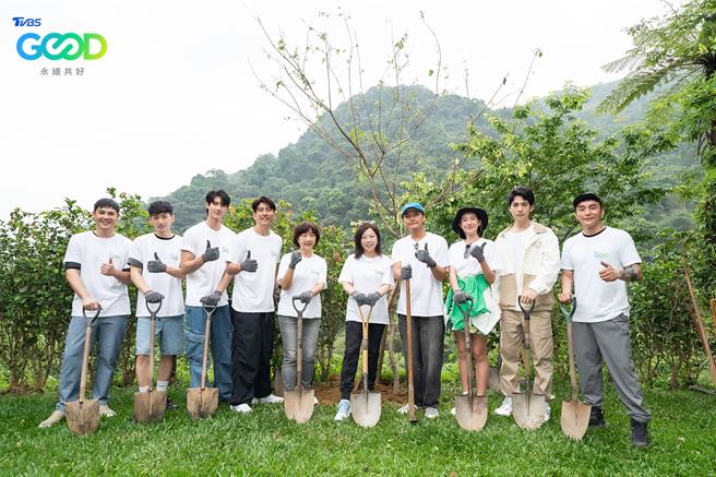 TVBS星艺象旗下艺人修杰楷、杨铭威、杨晴、林子闳、黄柏峰、锺岳轩、卢学叡等人参与「一树一山」种树活动。（TVBS提供）